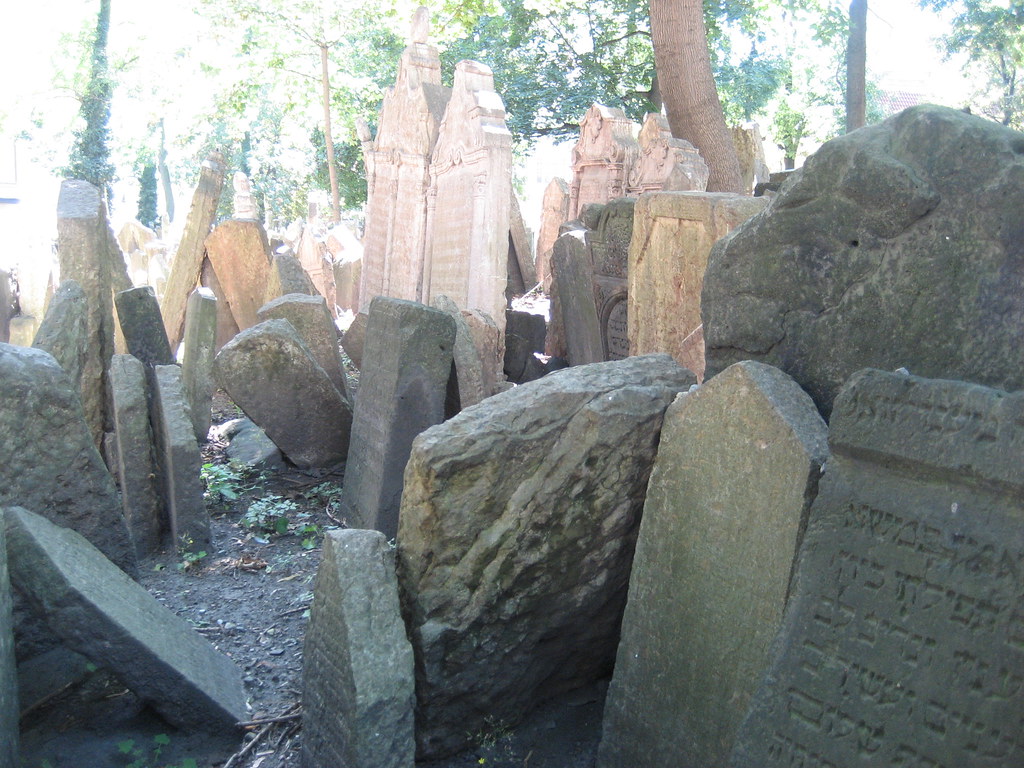 "Pinkas Synagogue and Cemetary" by dearanxiety is licensed under CC BY-ND 2.0 