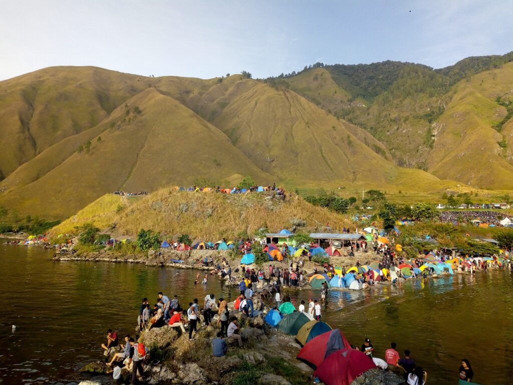 Crowded Paropo before the pandemic—an edge of Lake Toba area with a popular weekend camping site.