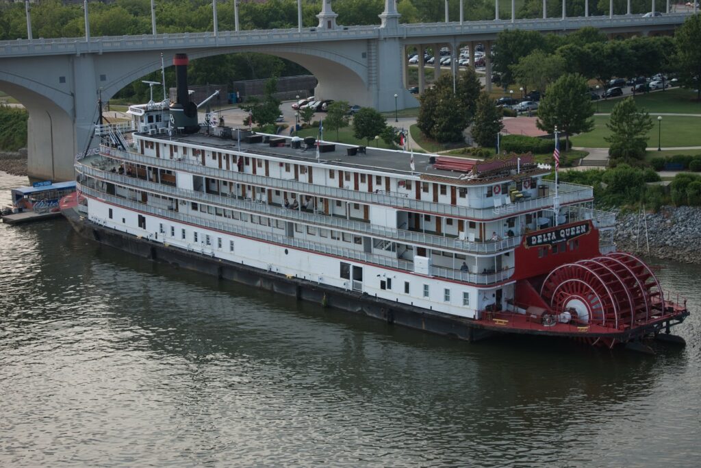 Delta-Queen-paddle-steamer-on-river-in-Chattanooga