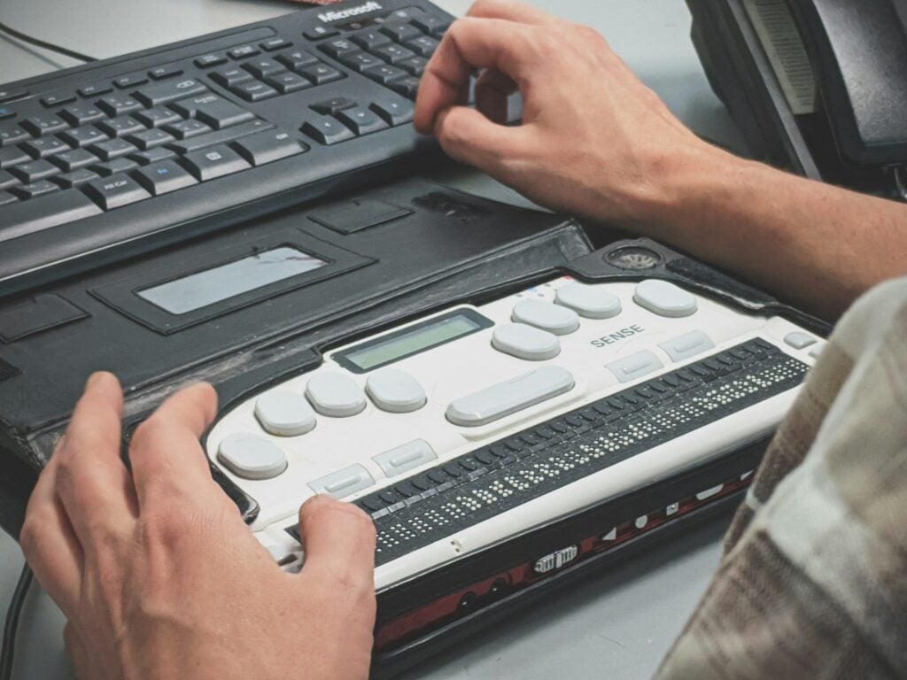Photo by Compagnons person using braille writer
