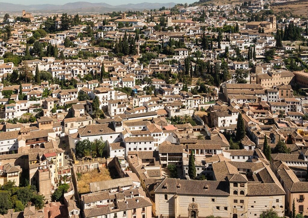 Panoramic view of the whitewashed houses and tiled roofs of Granada’s Albayzín neighborhood