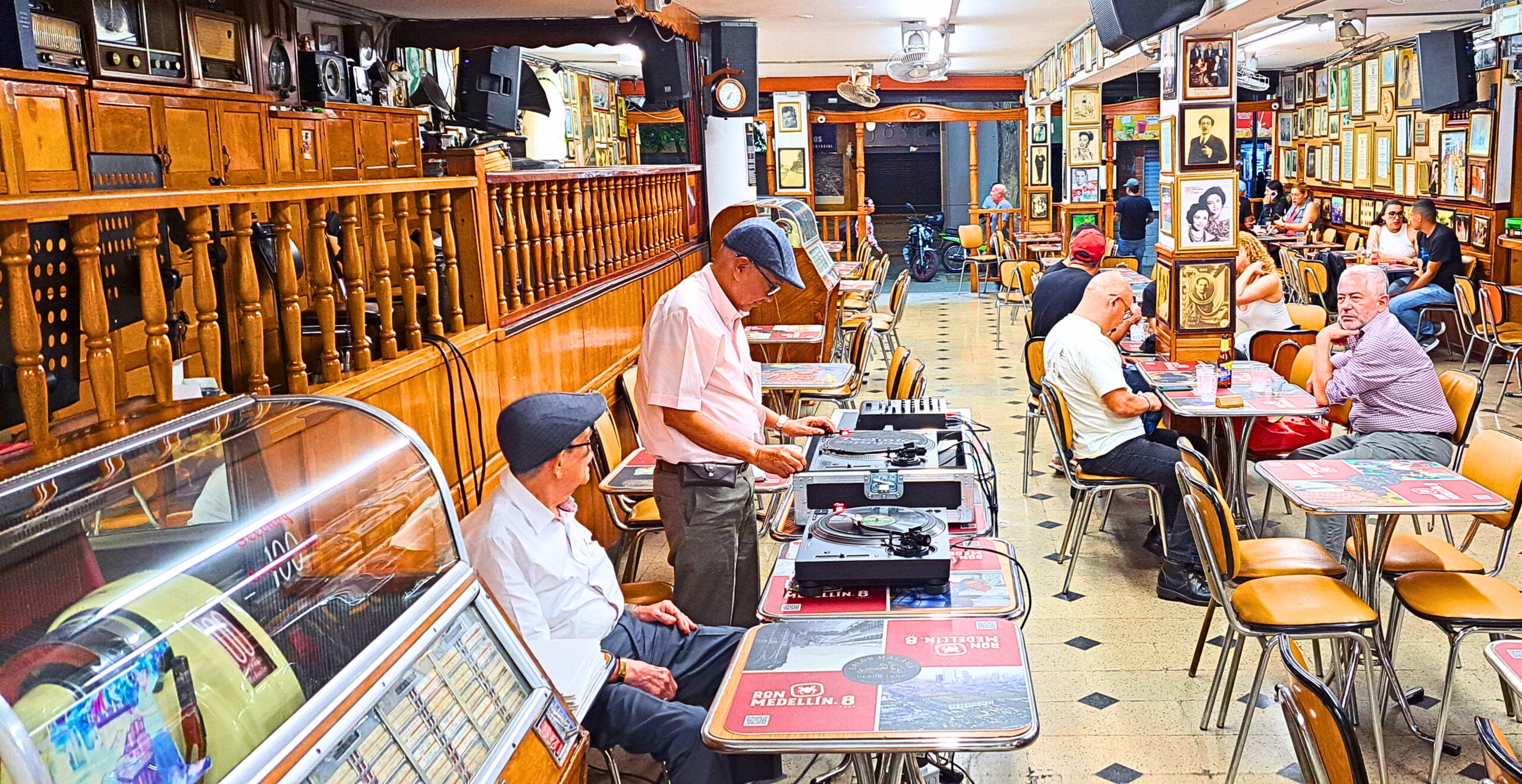 Medellin Salon Malaga F Old Fashioned Music Venue